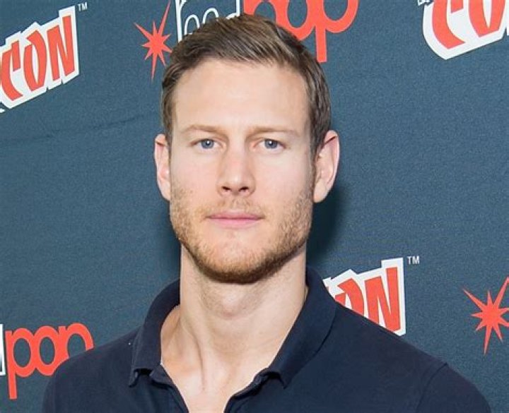 How tall is Tom Hopper ·